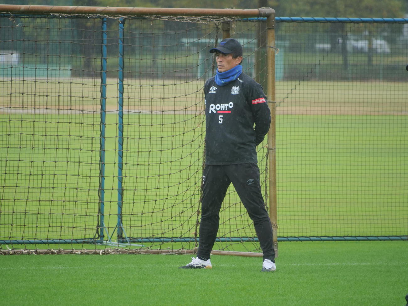 雨の中で練習を見守るG大阪宮本監督（C）GAMBAOSAKA