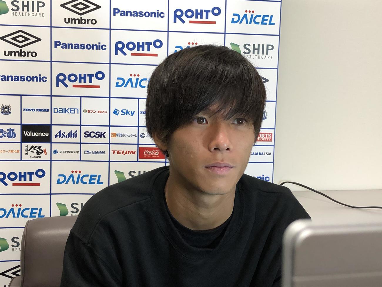 取材対応するG大阪MF福田（C）GAMBAOSAKA