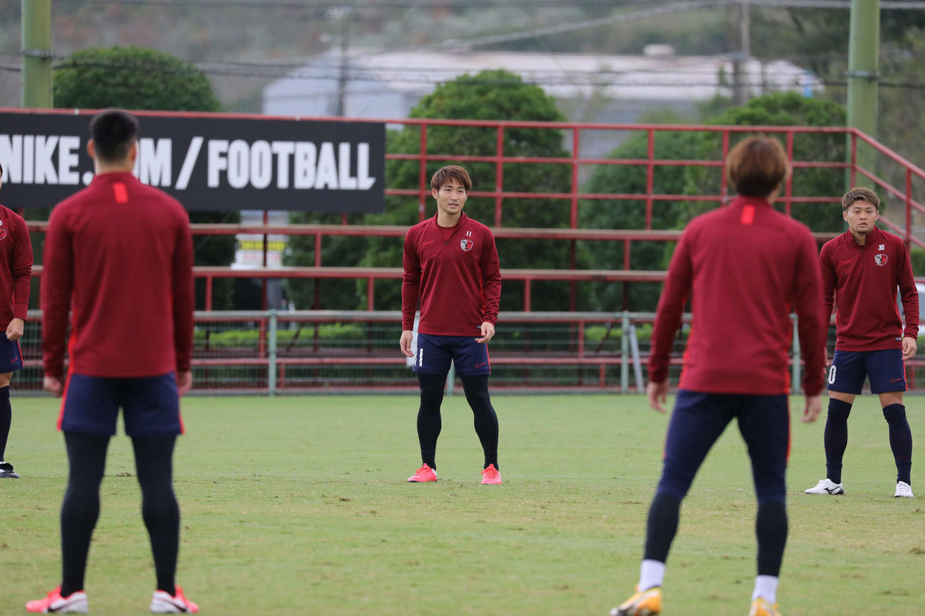 広島戦の前日練習を行う鹿島イレブン。中央はMF和泉竜司、右はMF名古新太郎（C）KASHIMA　ANTLERS