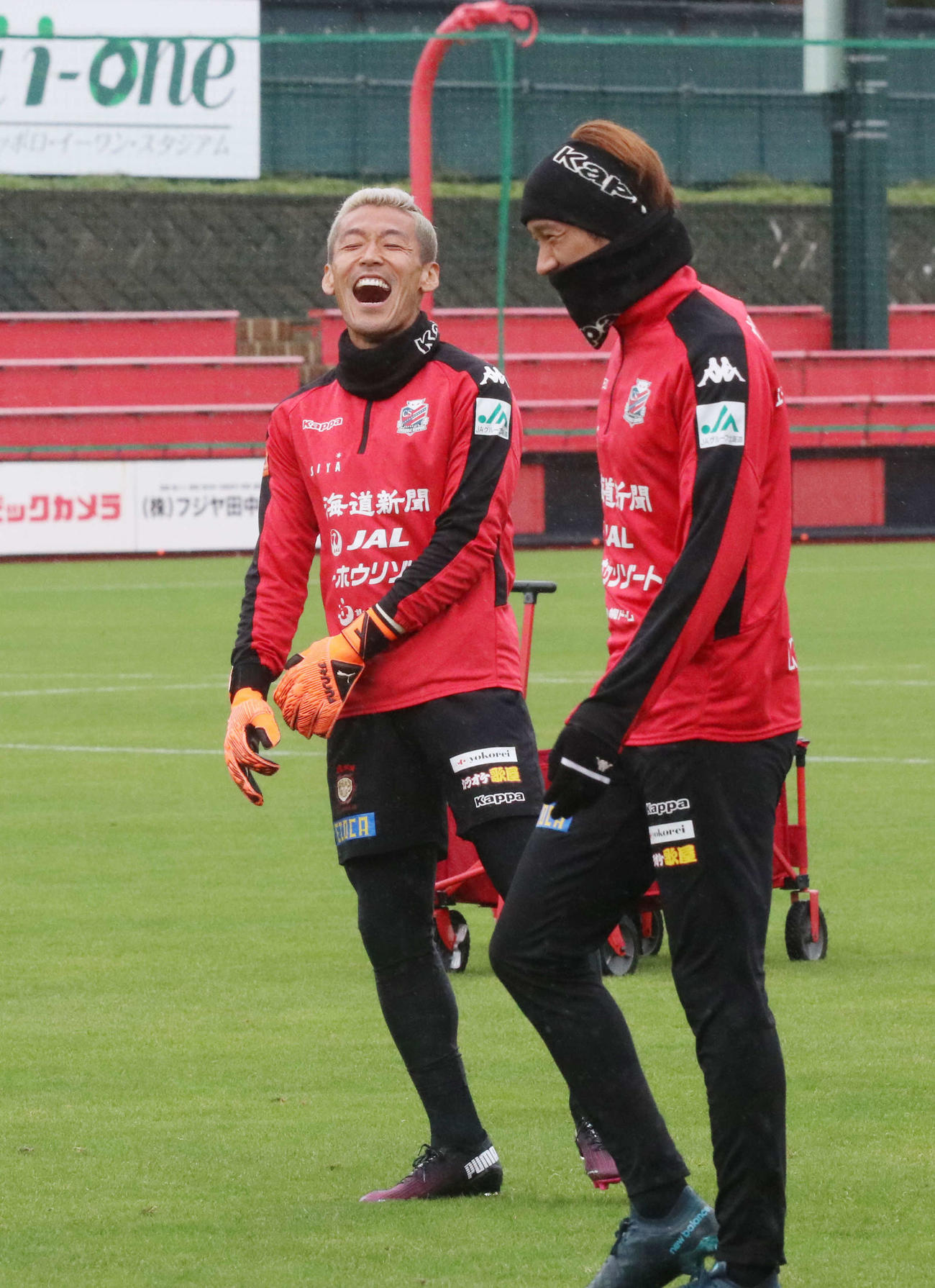 リラックスした表情で練習する札幌GK菅野孝（奥）（撮影・浅水友輝）