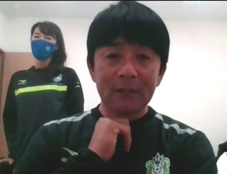 非公開練習後、オンラインで取材に応じた湘南の浮嶋監督
