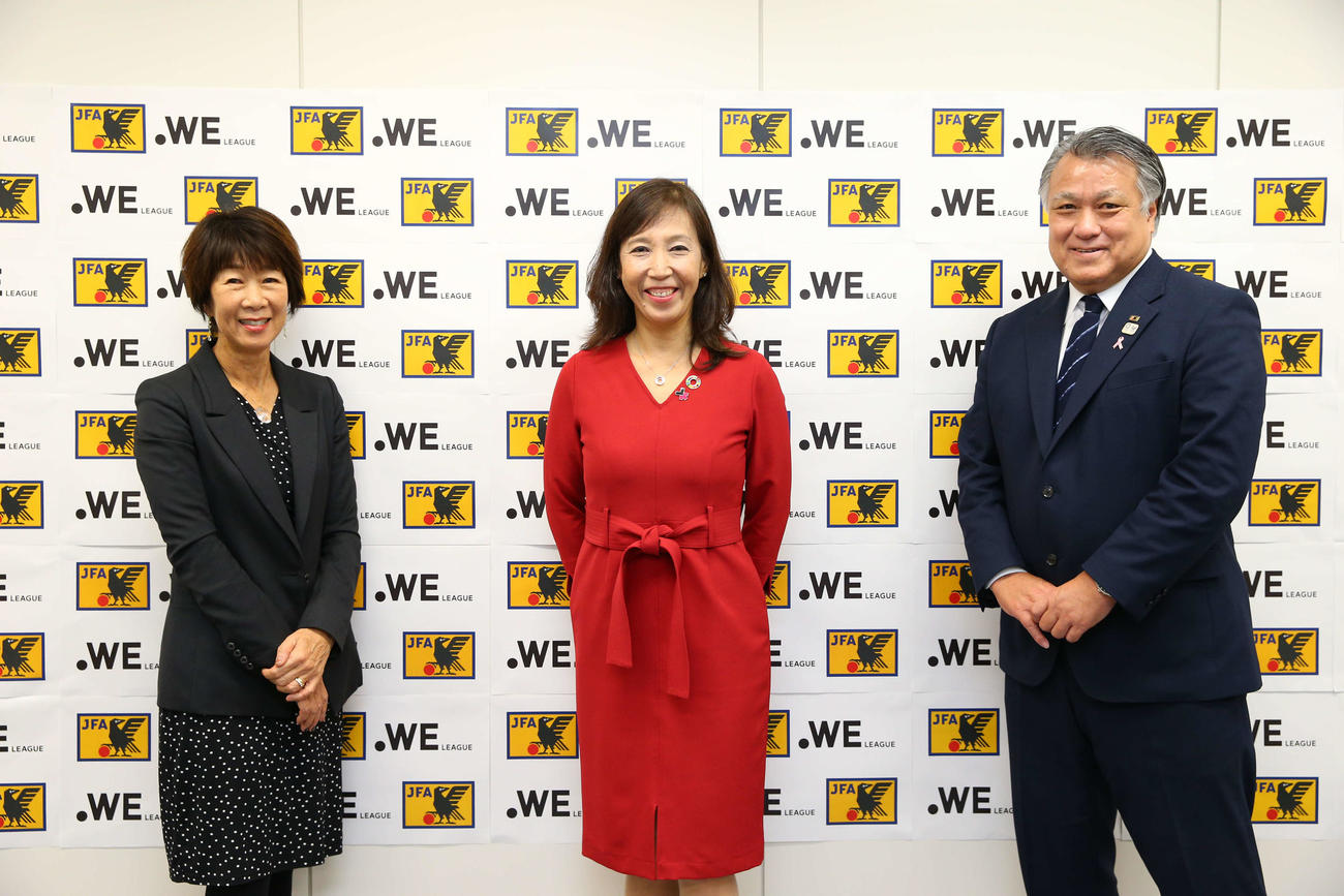 オンライン会見に出席した、左からWEリーグの岡島チェア、UNWomen日本事務所の石川雅恵所長、JFAの田嶋会長　（Ｃ）JFA／PR
