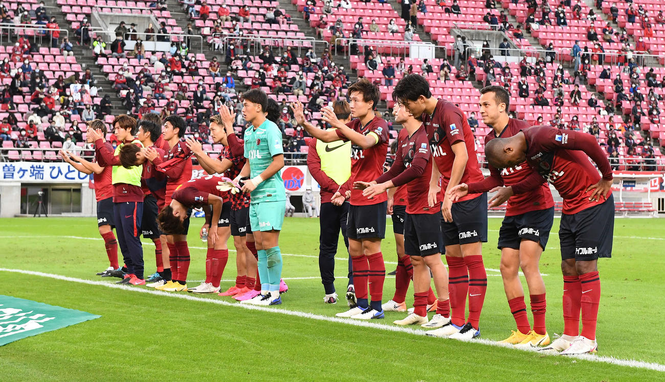 鹿島対広島　広島に勝利し、サポーターの声援に応える鹿島イレブン（撮影・鈴木みどり）