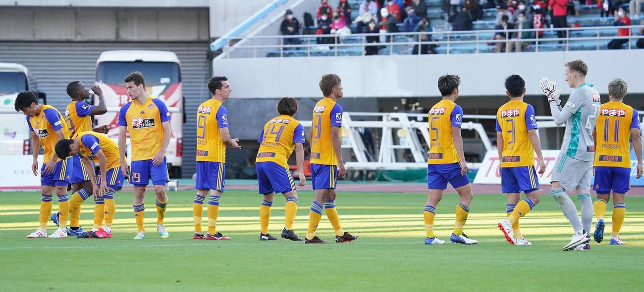 名古屋対仙台　試合に敗れ観客にあいさつする仙台イレブン（撮影・森本幸一）