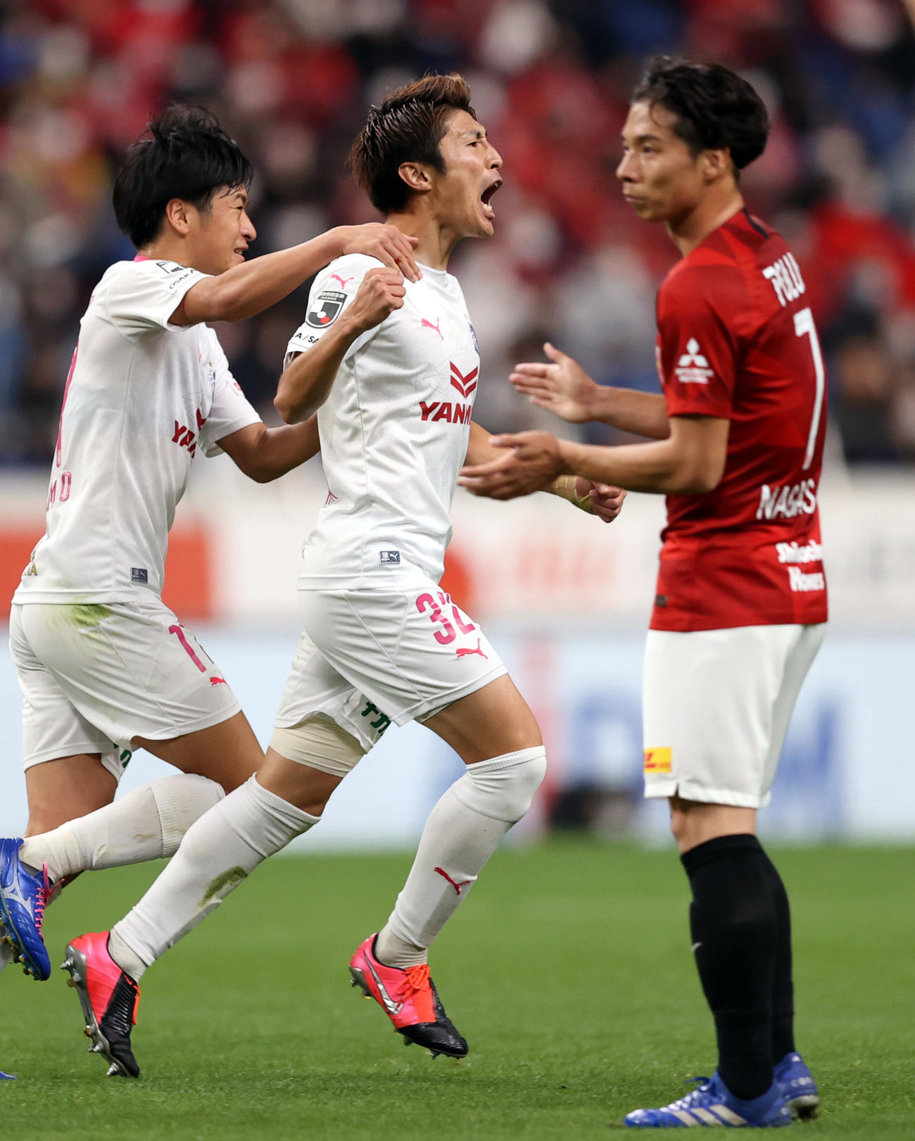 浦和対C大阪　前半、先制ゴールを決めるC大阪FW豊川（中央）（撮影・狩俣裕三）