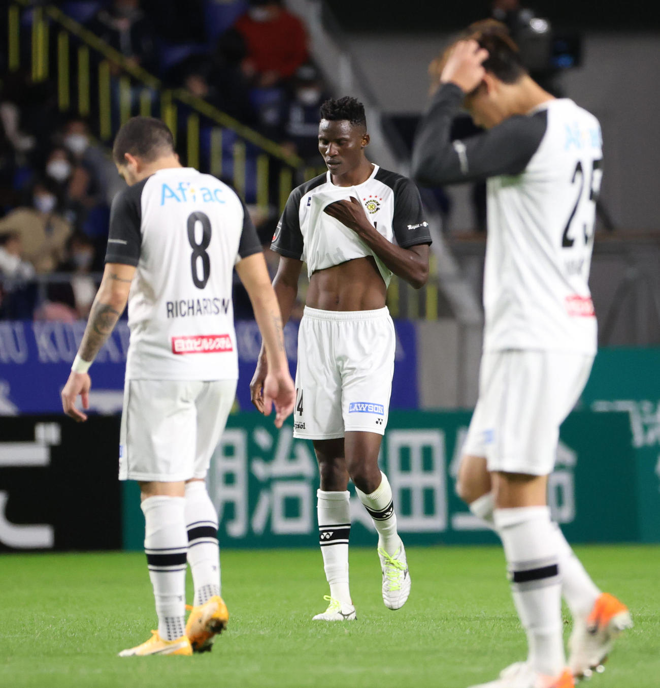 G大阪対柏　ゴールを決めるも試合にやぶれがっくりする柏FWオルンガ（中央）（撮影・清水貴仁）