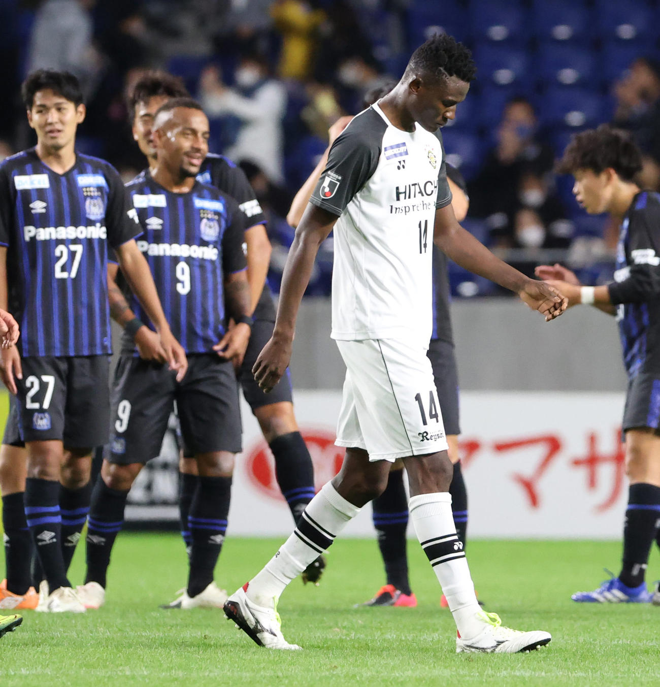 G大阪対柏　ゴールを決めるも試合にやぶれがっくり引き揚げる柏FWオルンガ（手前）（撮影・清水貴仁）