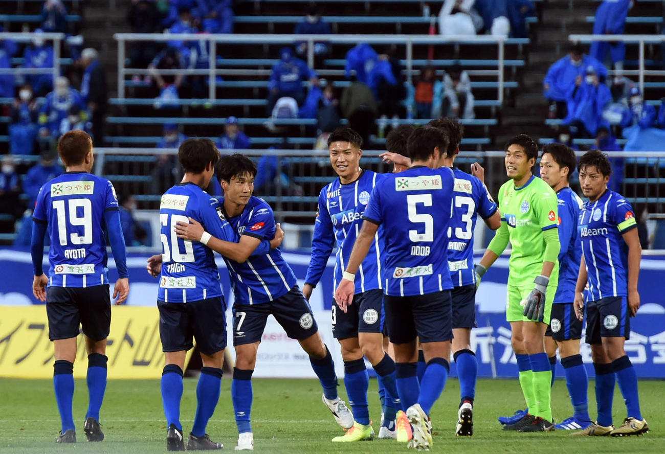 山形対東京V　試合終了後、喜びを分かち合う山形の選手たち（撮影・相沢孔志）