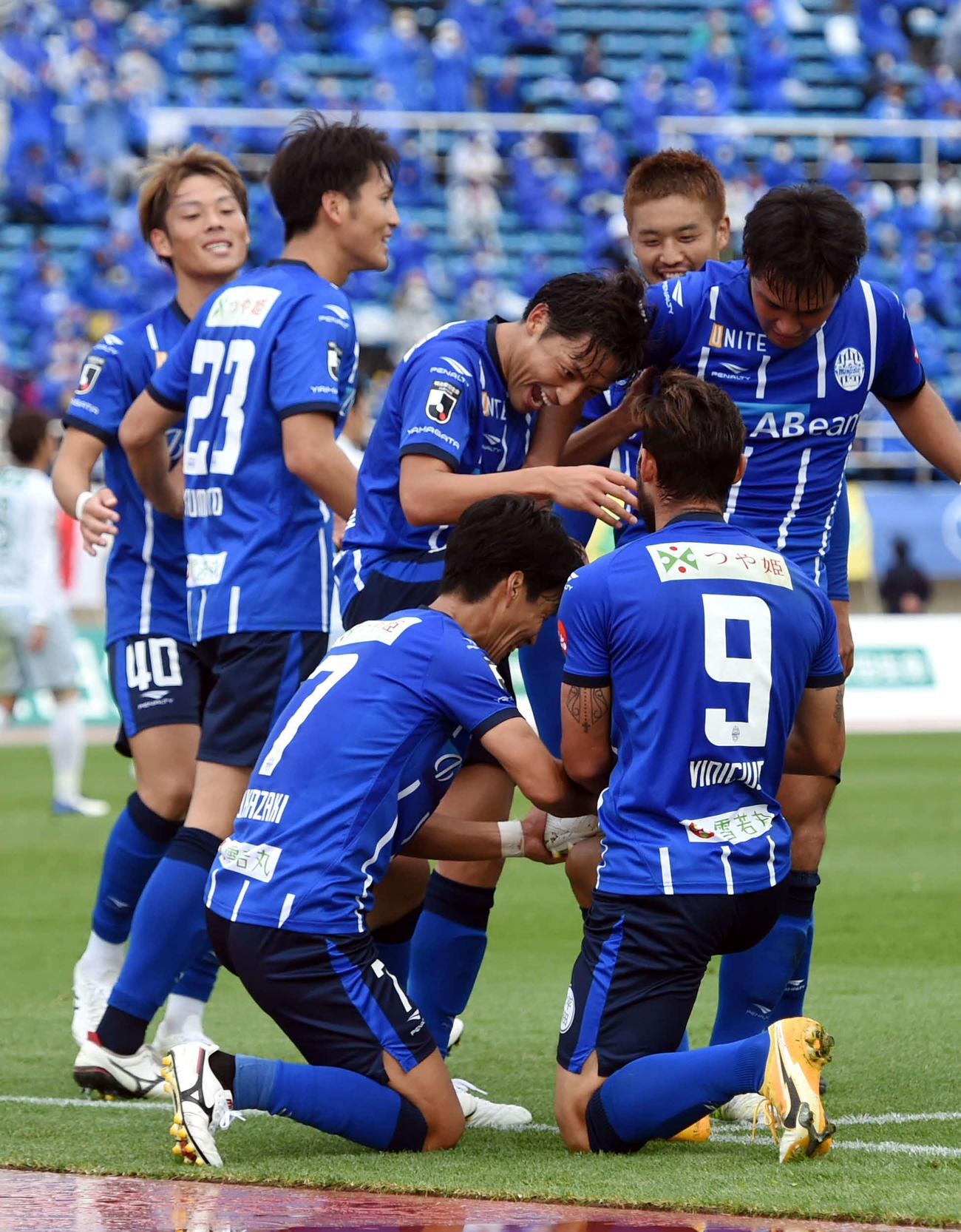 山形対東京V　前半ロスタイム、FWアラウージョ（背番号9）が追加点を挙げ、アシストしたDF山田（中央）のスパイクを磨くパフォーマンス（撮影・相沢孔志）