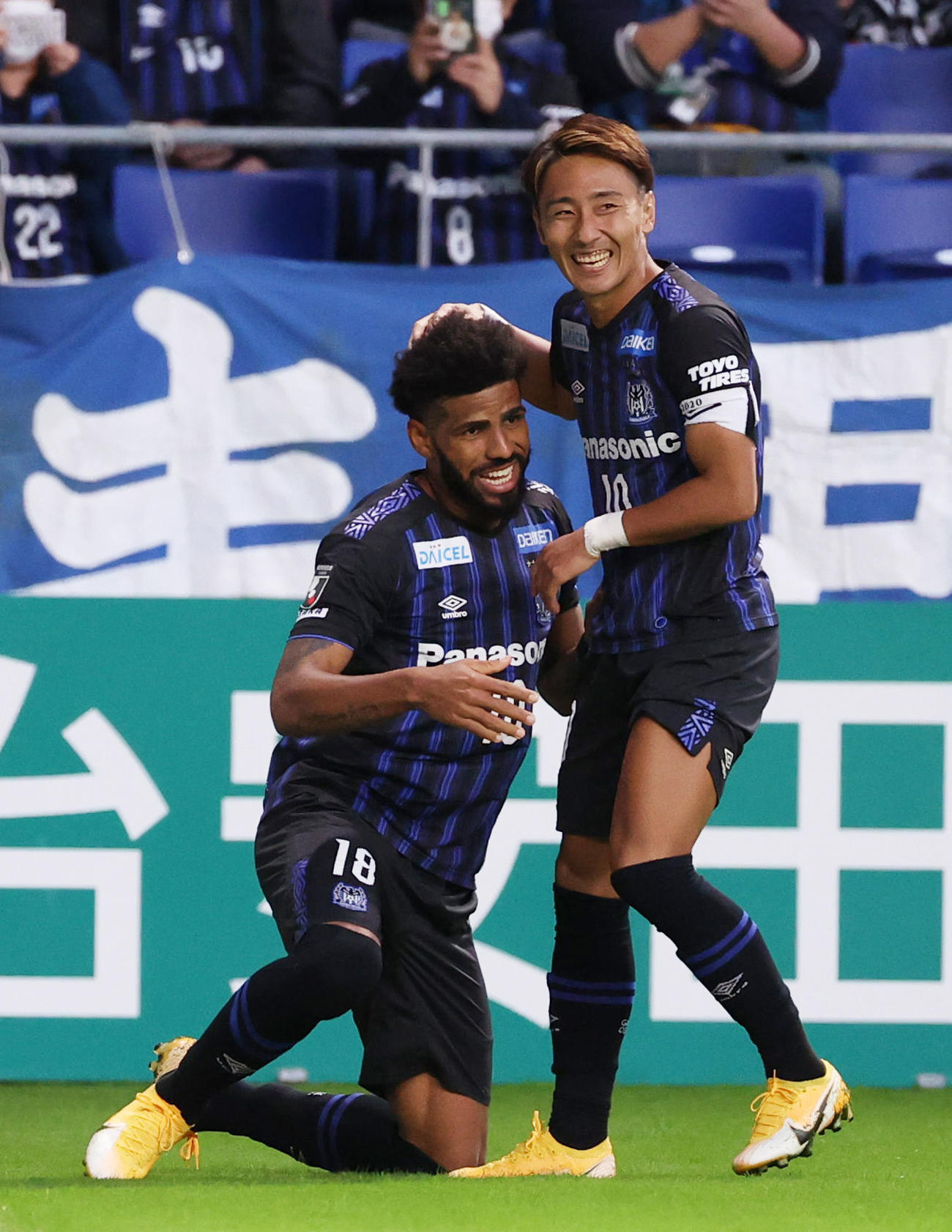G大阪対柏　後半7分、相手オウンゴールも喜ぶG大阪FWパトリック（左）、右は同MF倉田秋（撮影・清水貴仁）