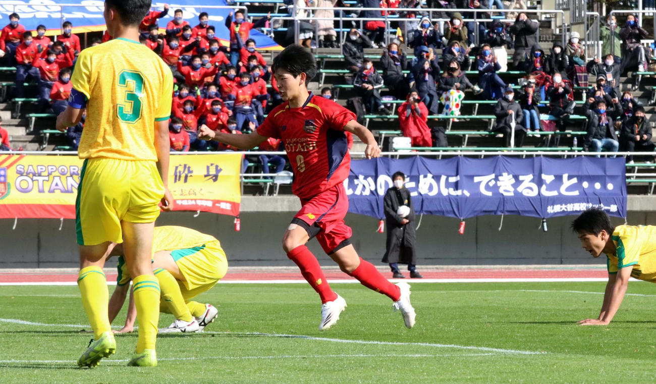 延長後半5分、勝ち越しゴールを決め駆けだす札幌大谷DF川井（撮影・永野高輔）
