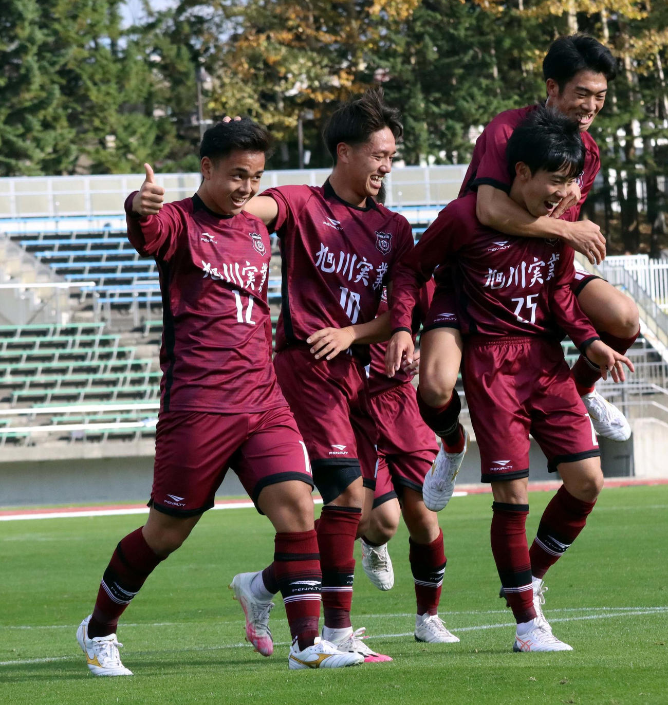 先制点を挙げ喜ぶ旭川実MF会津（左）（撮影・永野高輔）