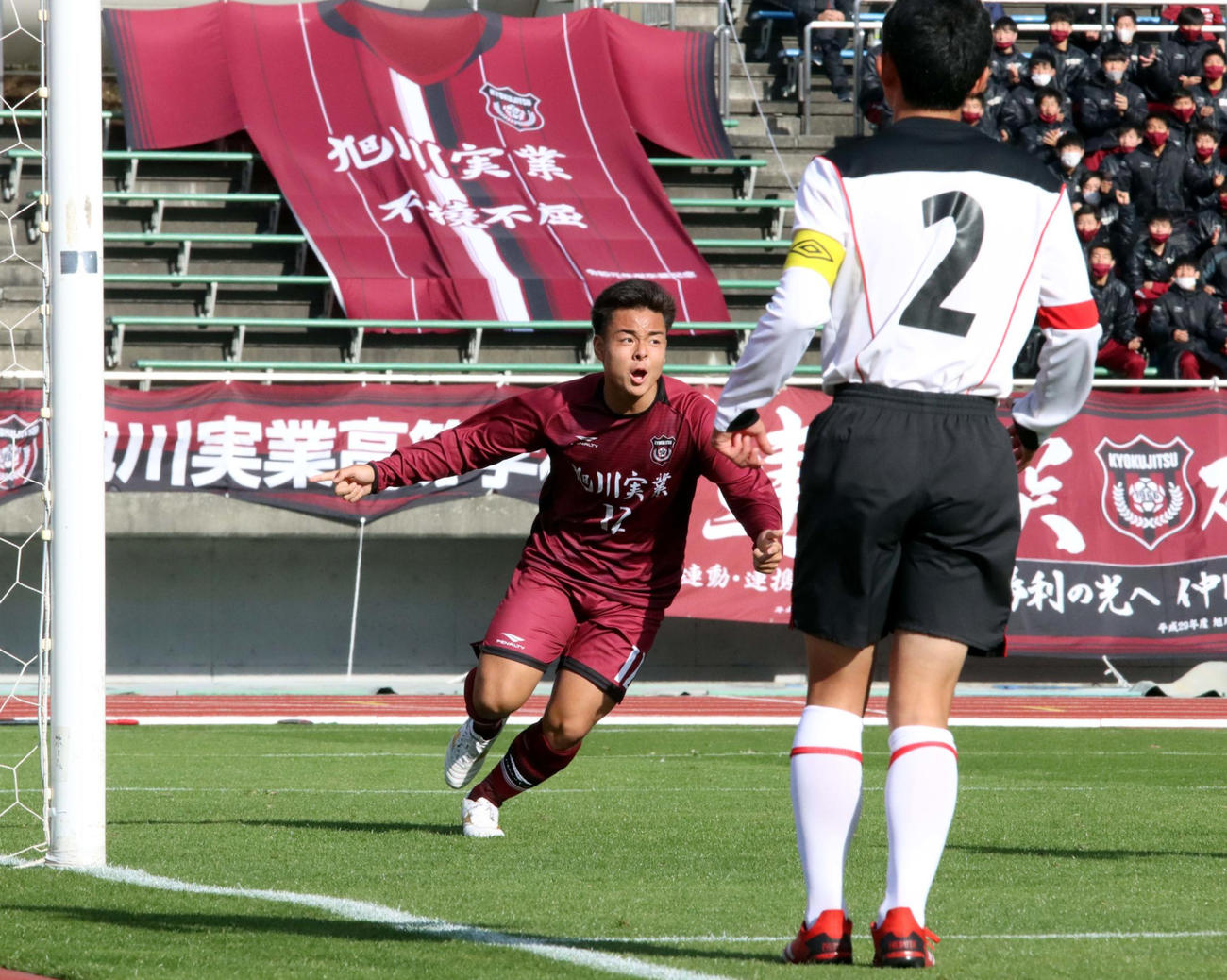 前半14分、先制点を挙げ駆けだす旭川実MF会津（撮影・永野高輔）