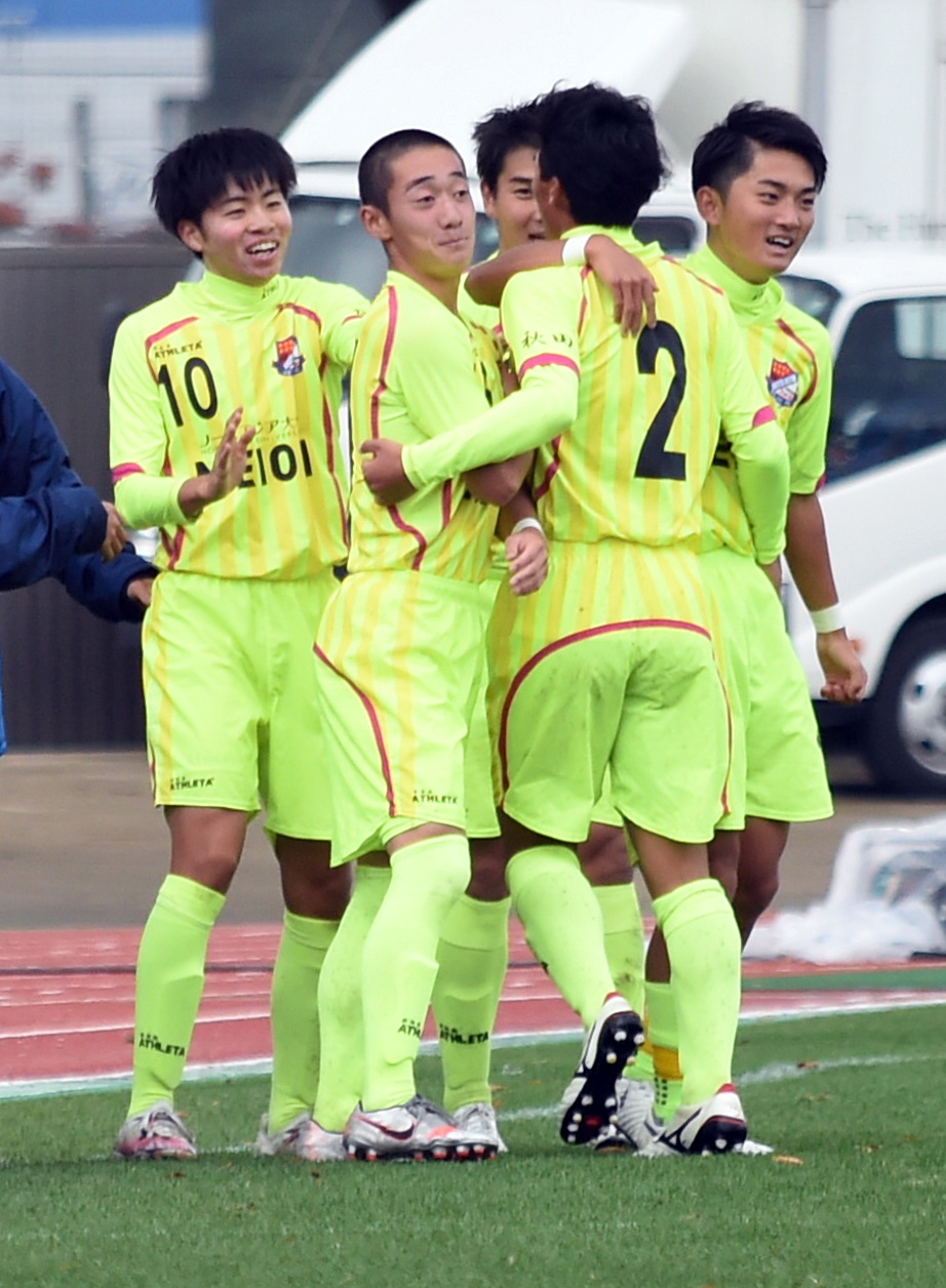 後半9分、2点目に歓喜する明桜MF堀井（左端）、FW田中（左から2人目）ら（撮影・山田愛斗）