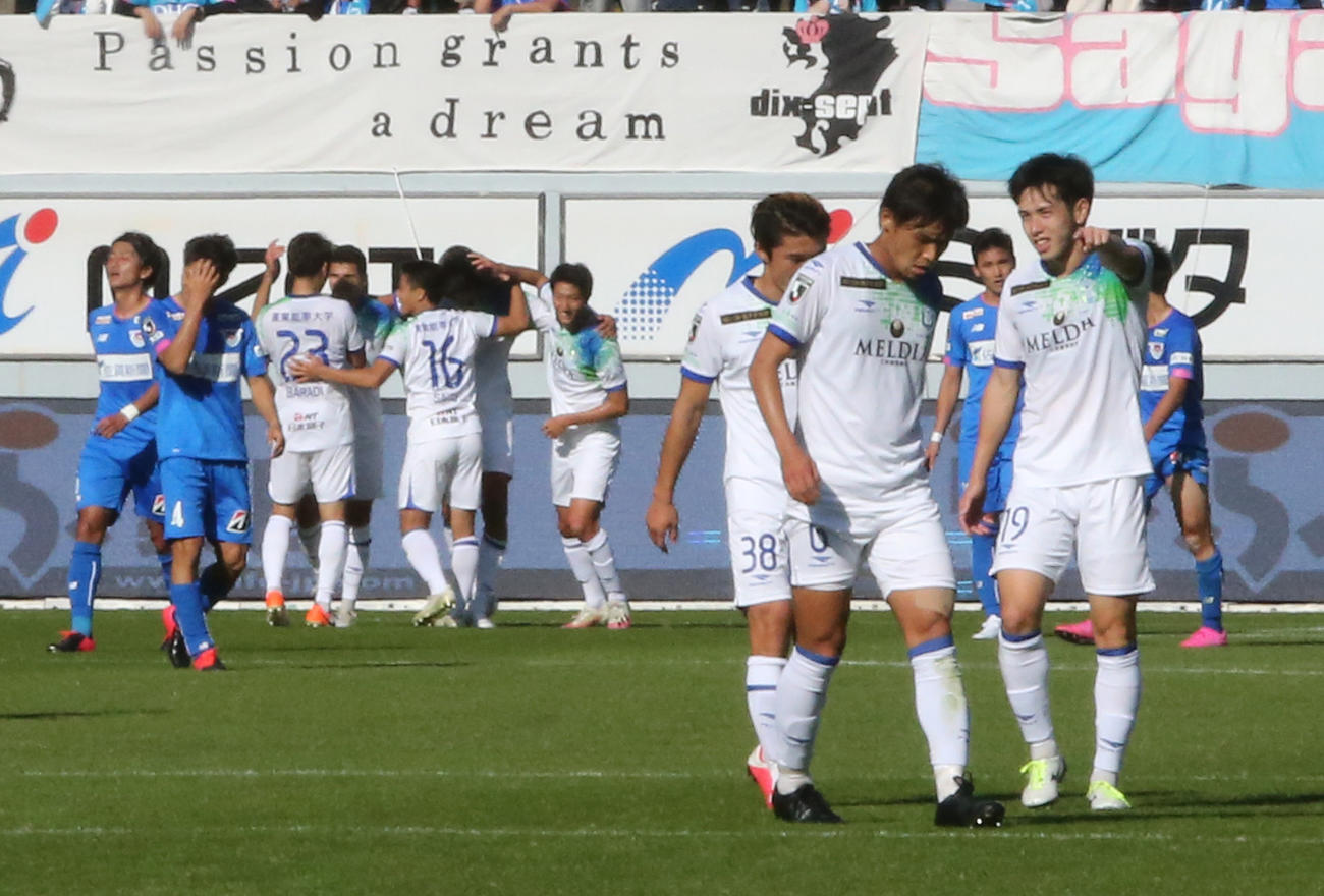 鳥栖対湘南　前半ロスタイム2分、勝ち越し点を決めて喜ぶ湘南の選手たち（撮影・菊川光一）