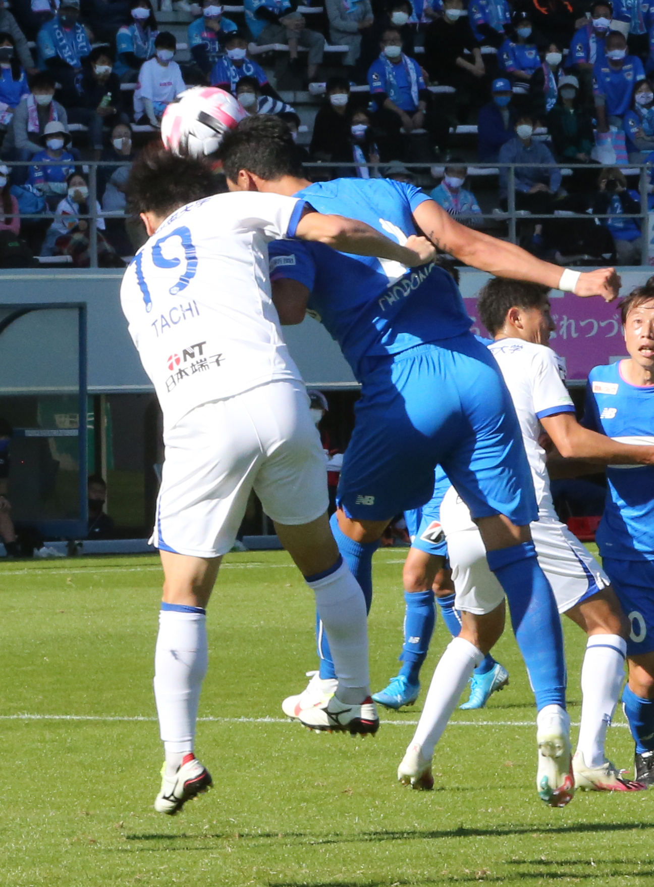 鳥栖対湘南　前半34分、同点ゴールを頭で決める鳥栖FW趙東建（左から2人目）（撮影・菊川光一）