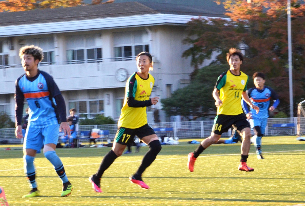 練習試合でプレーする、はやぶさイレブンのFW永里優季（左から2人目）と兄の源気（左から3人目）（撮影・松尾幸之介）