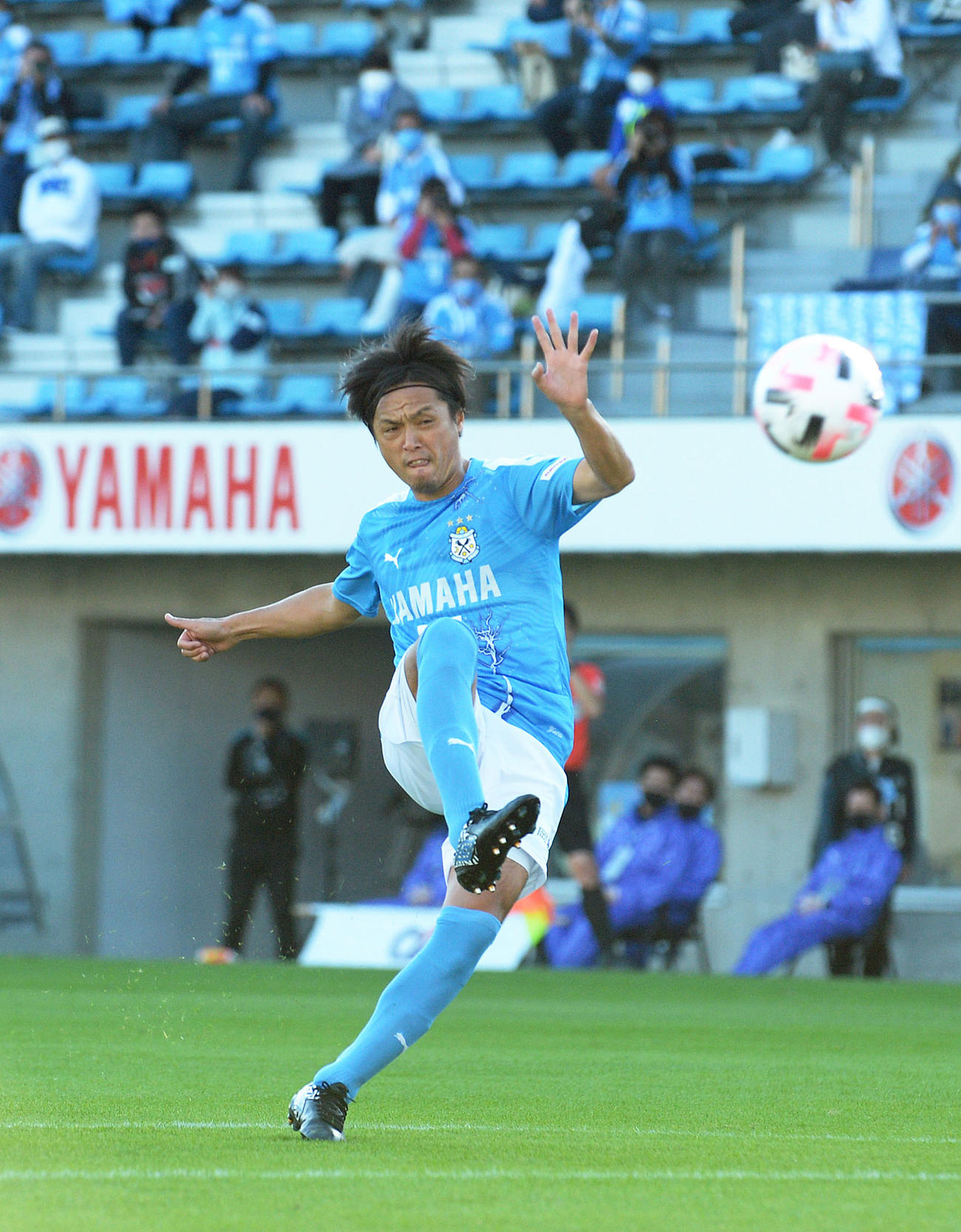 前半29分、直接FKを決める磐田MF遠藤