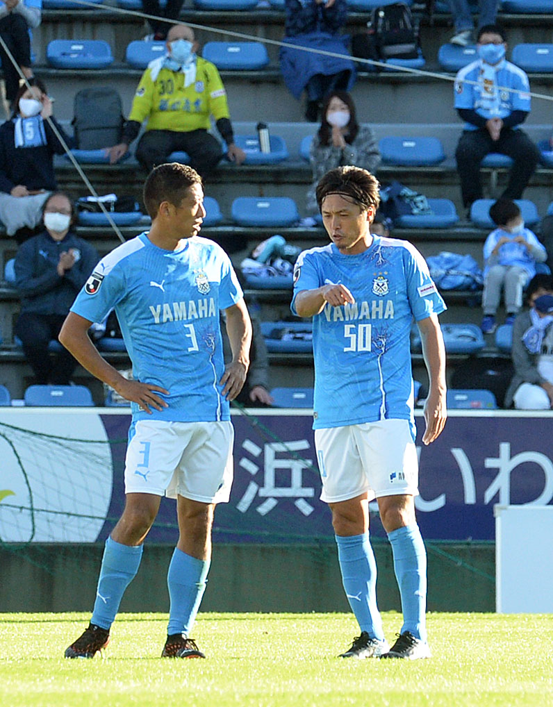 試合途中でDF大井（左）に指示を出すMF遠藤