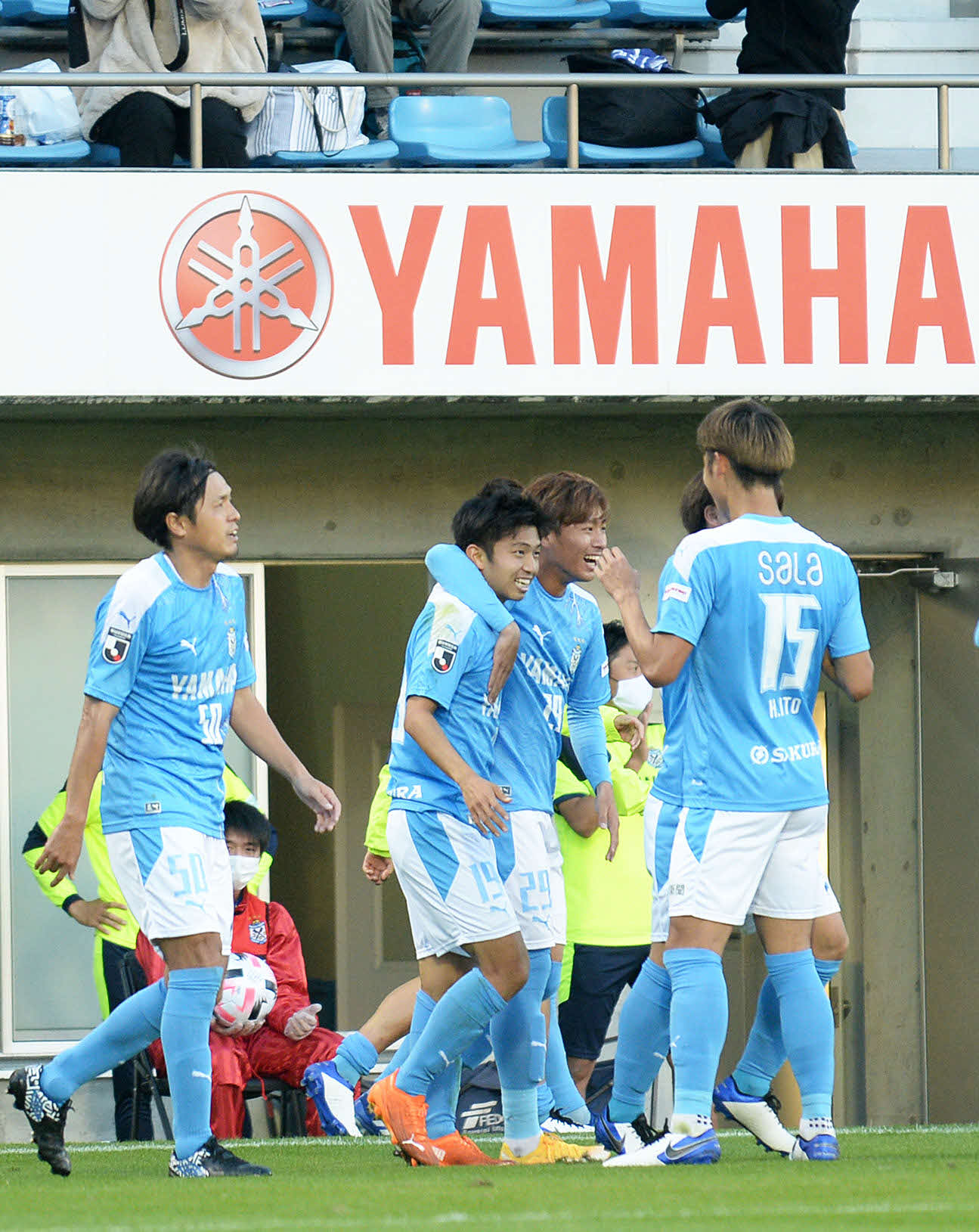 後半31分に決勝点を挙げた磐田FW三木（左から2人目）は味方から祝福を受ける