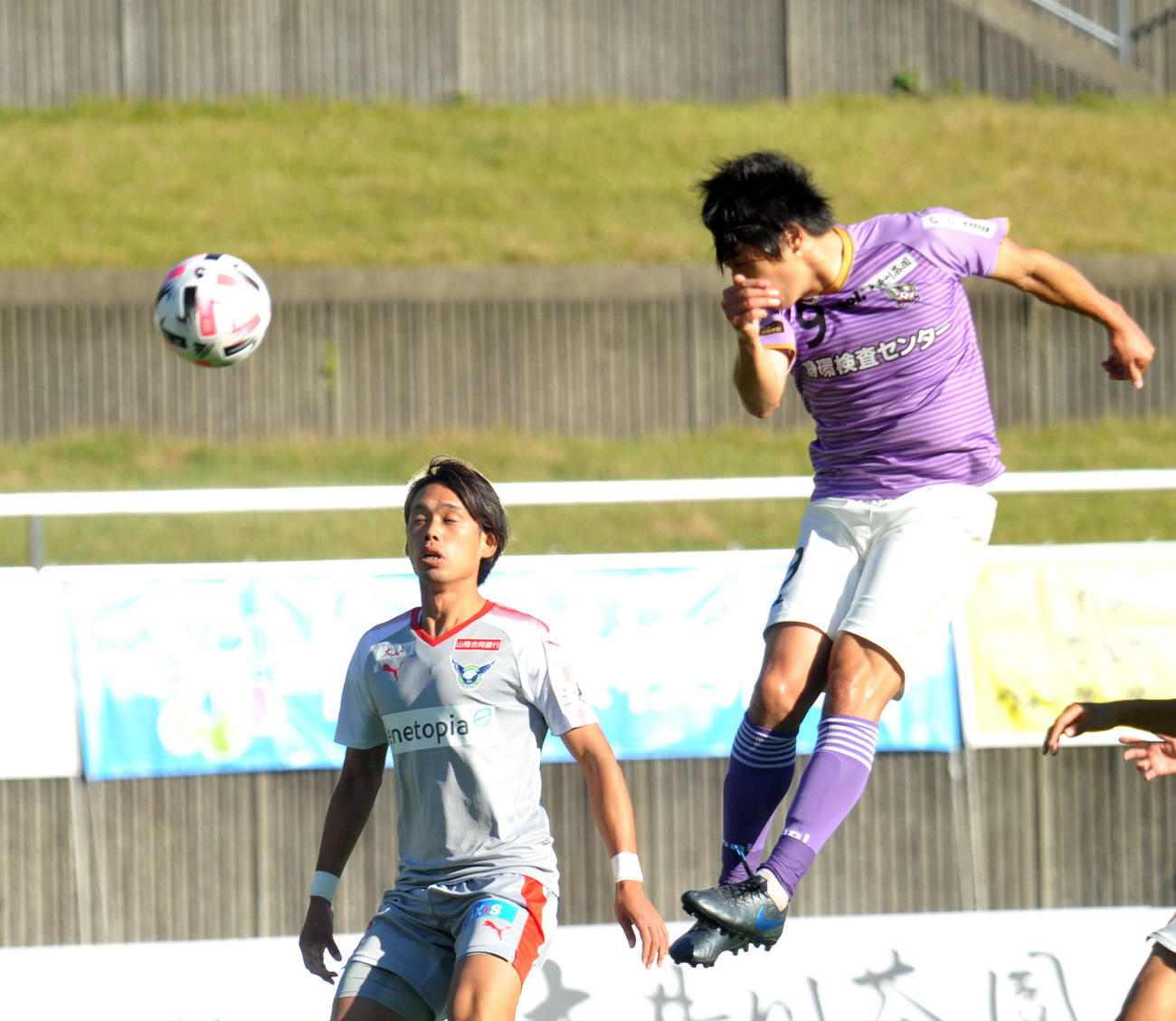 藤枝対鳥取　後半43分、藤枝FW大石（右）がクロスに飛び込むも、ゴールならず