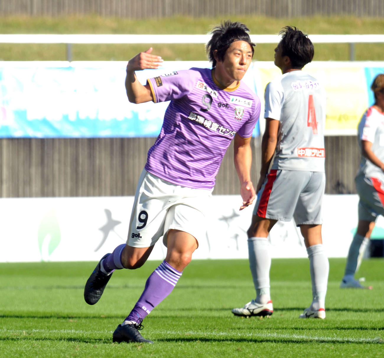 藤枝対鳥取　後半38分、同点ゴールを決めた藤枝FW大石