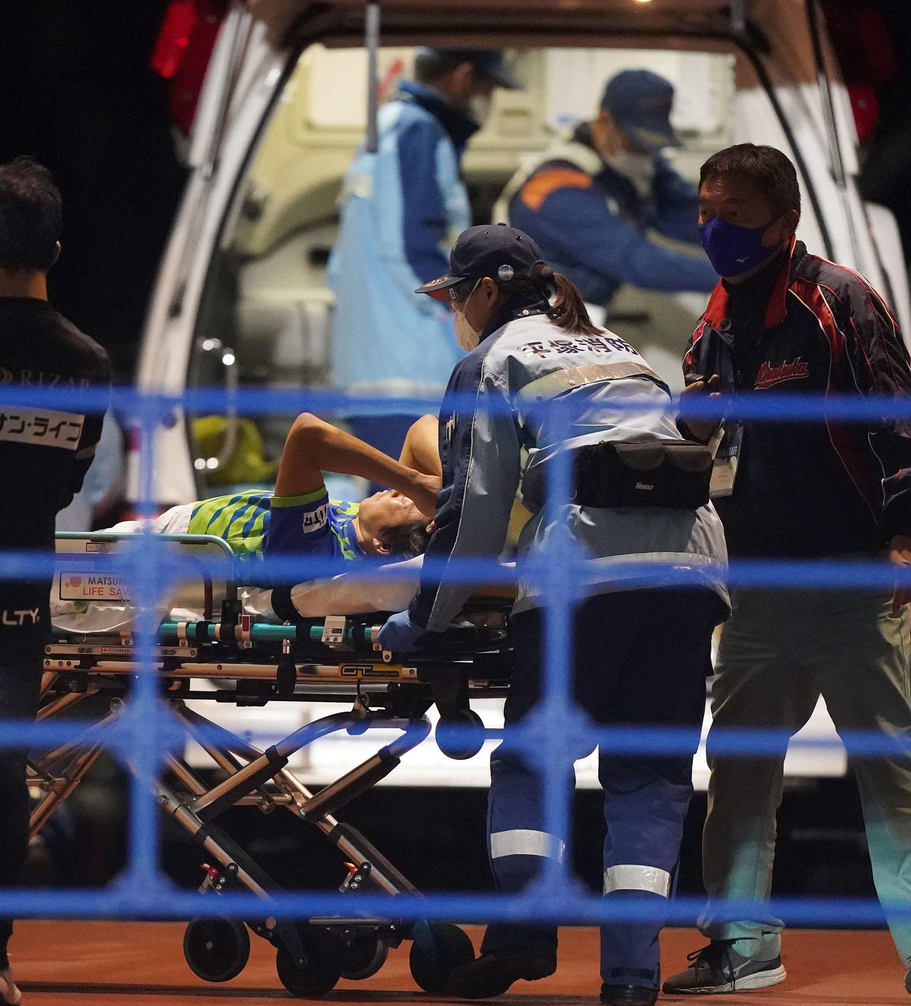 湘南対鳥栖　試合中に負傷し救急車に運ばれる湘南FW石原直（2020年10月21日撮影）