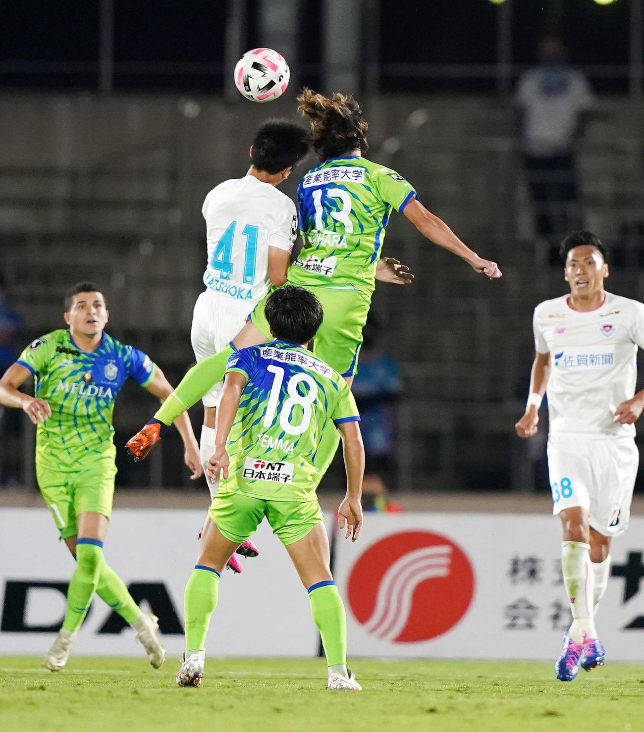 湘南対鳥栖　前半、鳥栖DF松岡（中央左）と競り合い負傷した湘南FW石原直（2020年10月21日撮影）