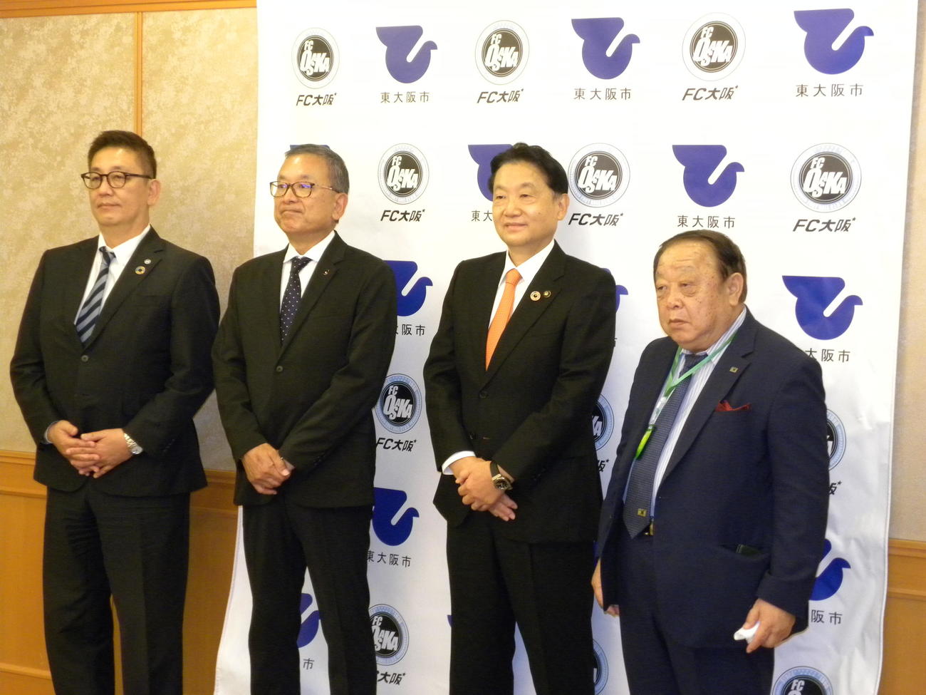 東大阪市役所でヒアリングを行ったJリーグの村井満チェアマン（左から2人目）と野田義和市長（同3人目）、FC大阪の疋田晴巳社長ら