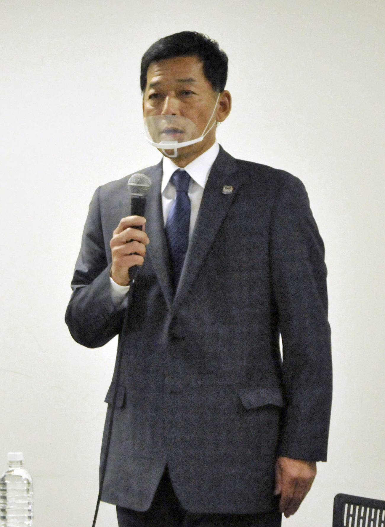 記者会見するG大阪の小野忠史社長（共同）