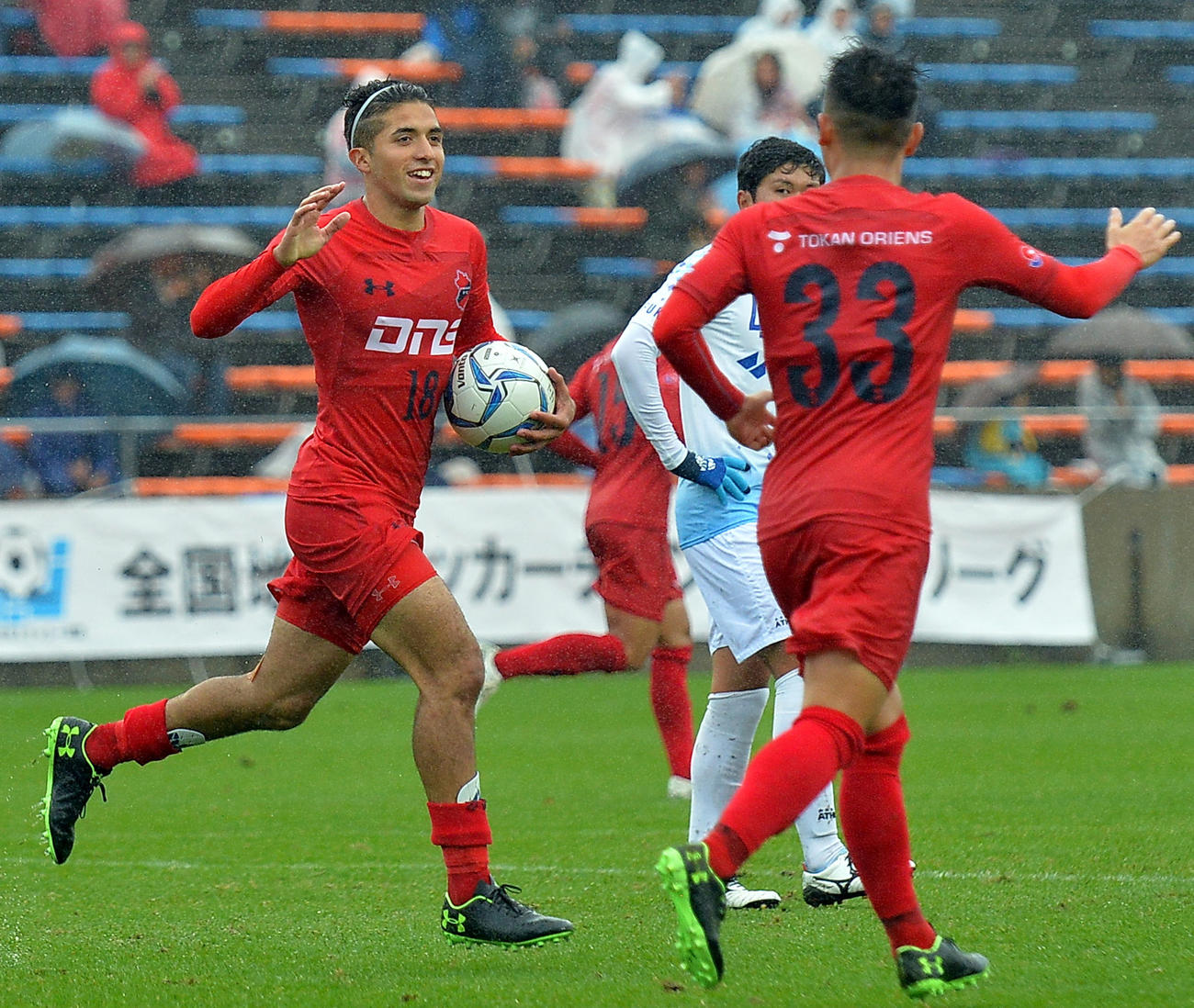 ゴールを決めて仲間とハイタッチするいわきFC・FWバスケス・バイロン（左）（19年11月撮影）