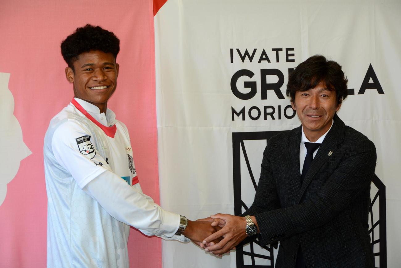 J3岩手菊池GM（右）と握手する青森山田DFビスマルク