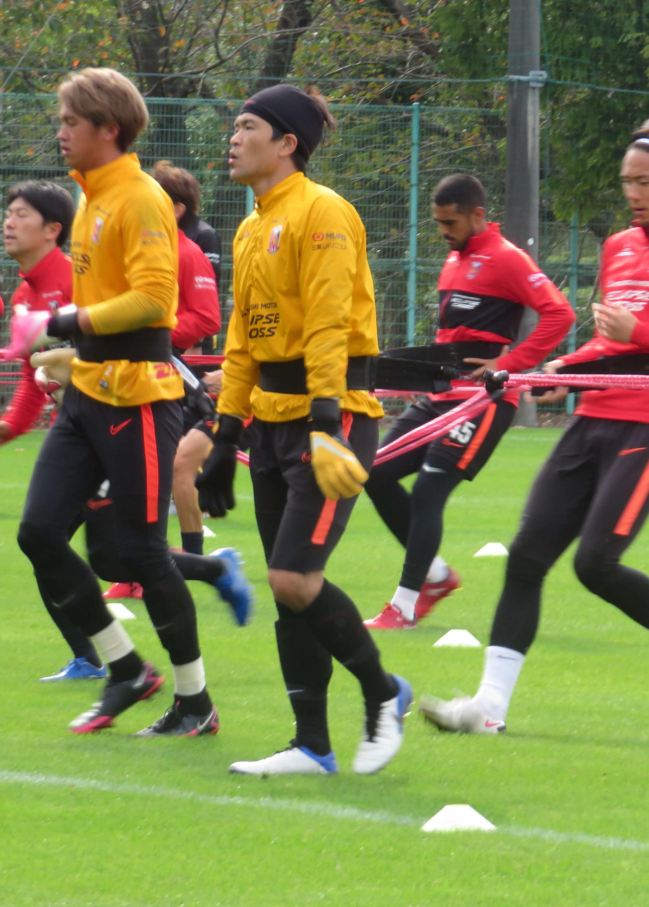 チームメートとフィジカルトレーニングをこなす浦和GK西川主将（中央）