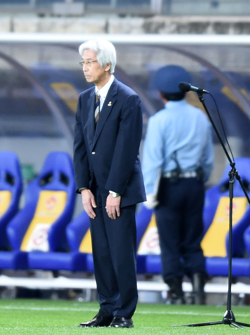 仙台対神戸　試合前、サポーターに頭を下げる仙台の菊池秀逸社長（撮影・横山健太）