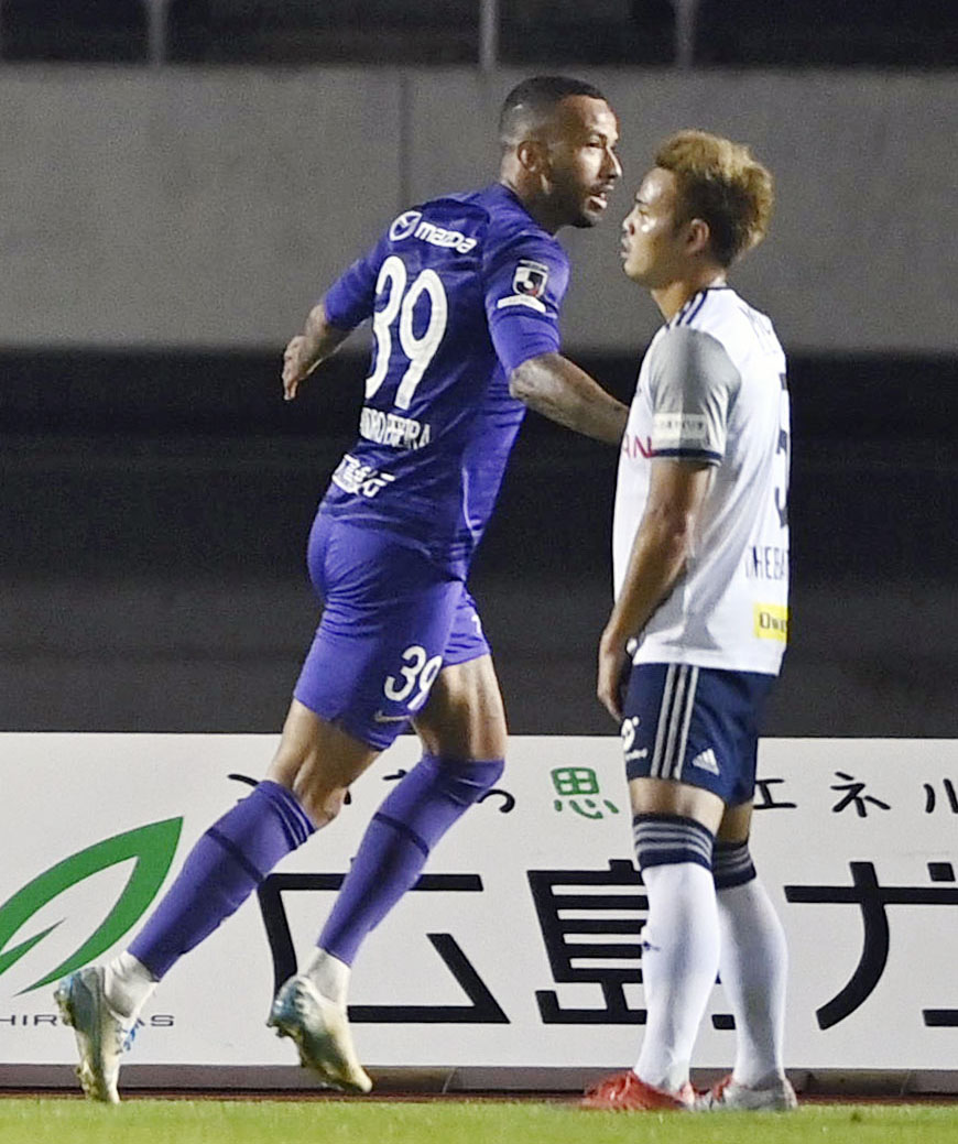 前半、先制ゴールを決め駆けだす広島レアンドロペレイラ（共同）
