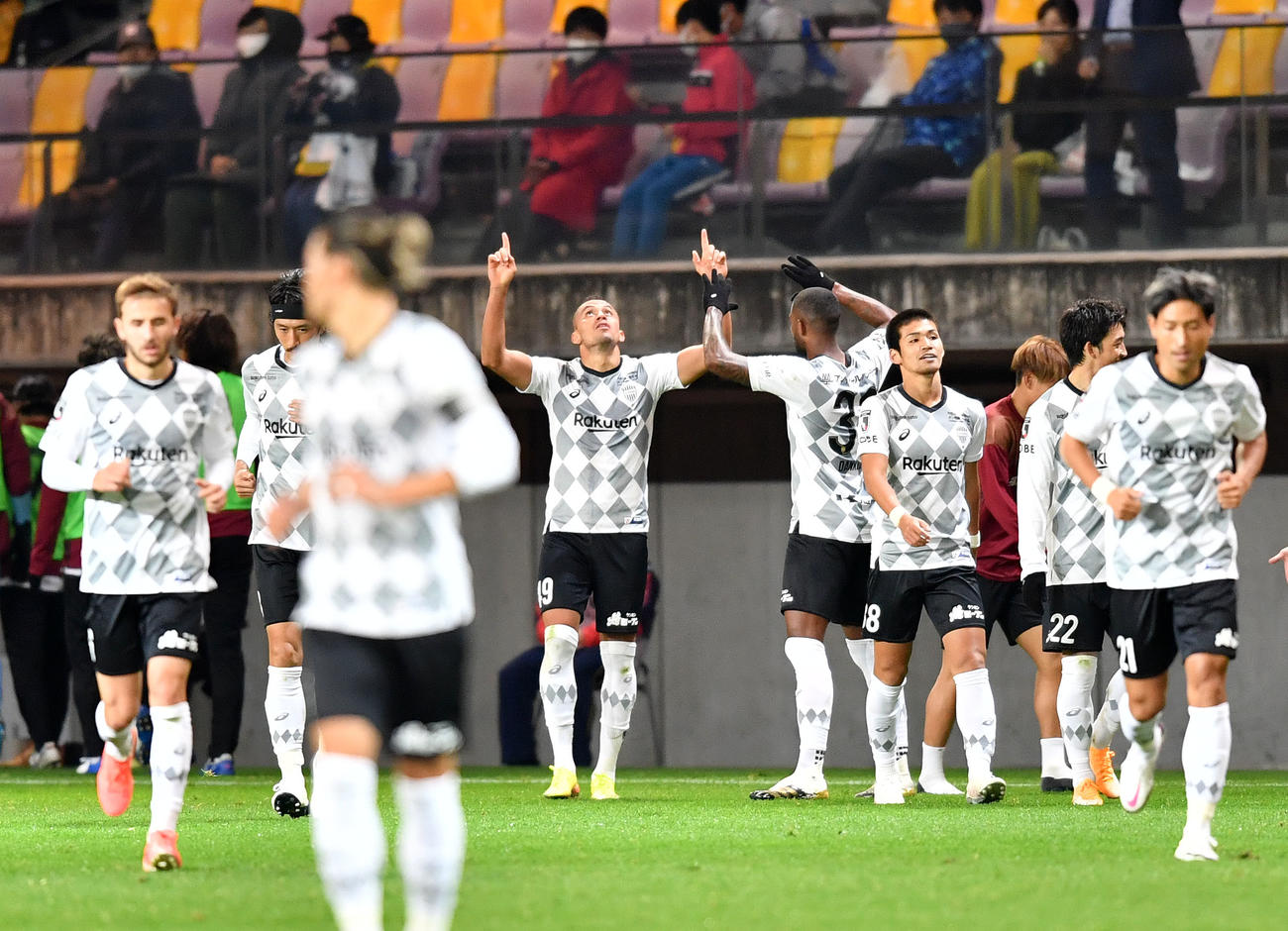 仙台対神戸　後半、決勝ゴールを決め天に指さす神戸FWドウグラス（中央）（撮影・横山健太）