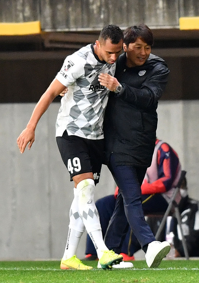 仙台対神戸　後半、ゴールを決めた神戸FWドウグラス（左）を抱き締める三浦監督（撮影・横山健太）