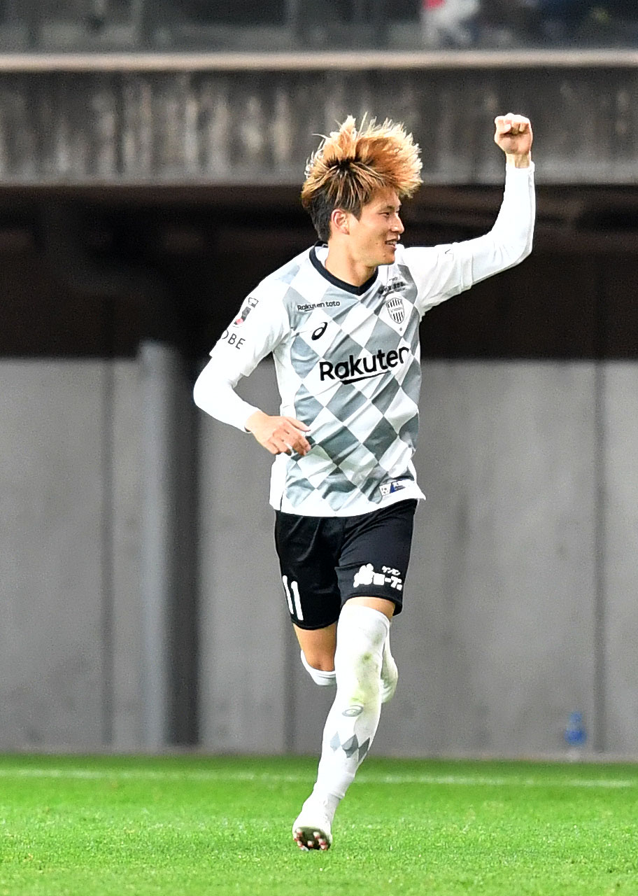 仙台対神戸　後半、ゴールを決めガッツポーズする神戸FW古橋（撮影・横山健太）
