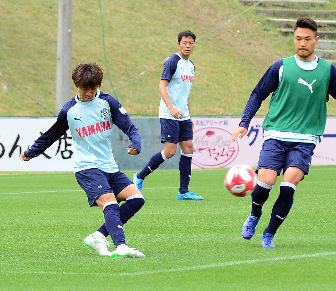 前線へパスを出す磐田MF針谷（左）（19年4月23日撮影）