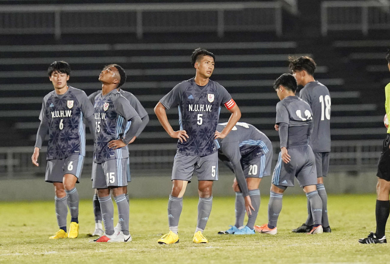 福井ユナイテッドに敗れ、肩を落とす新潟医療福祉大イレブン（共同）