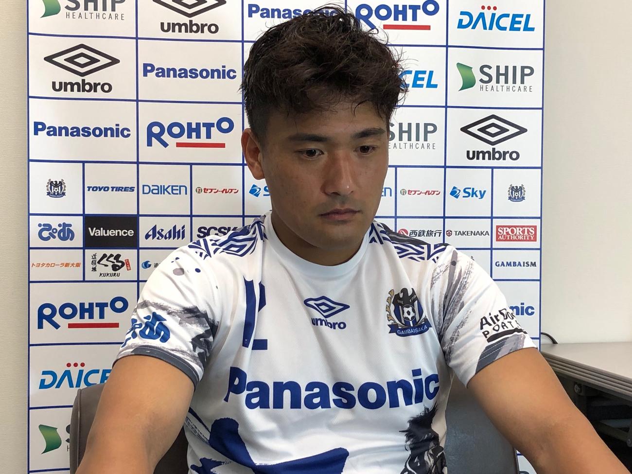 取材対応するG大阪DF菅沼（C）GAMBAOSAKA