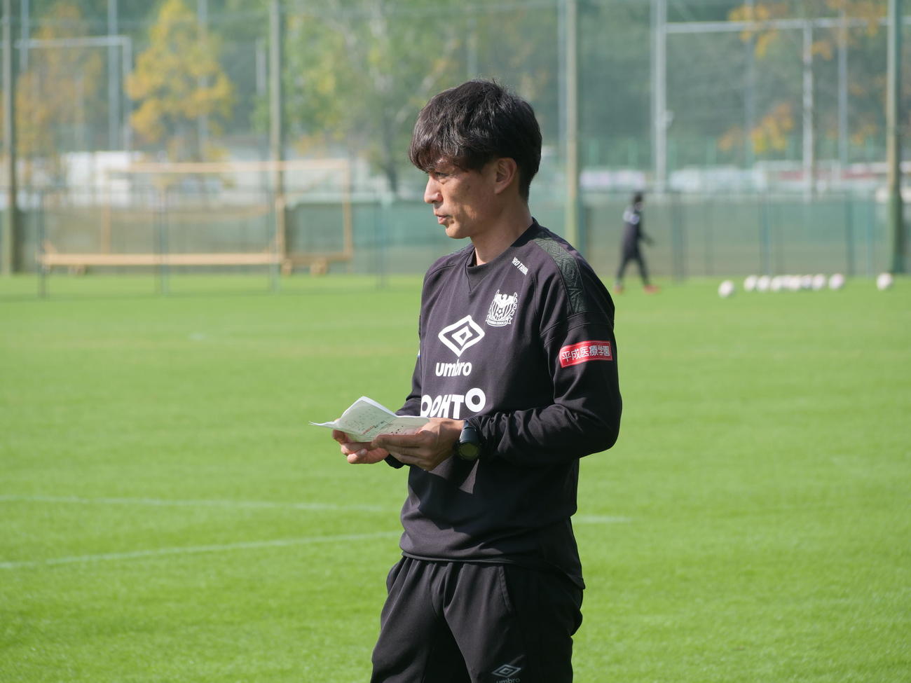 札幌戦に向けて練習を見守るG大阪宮本監督（C）GAMBAOSAKA