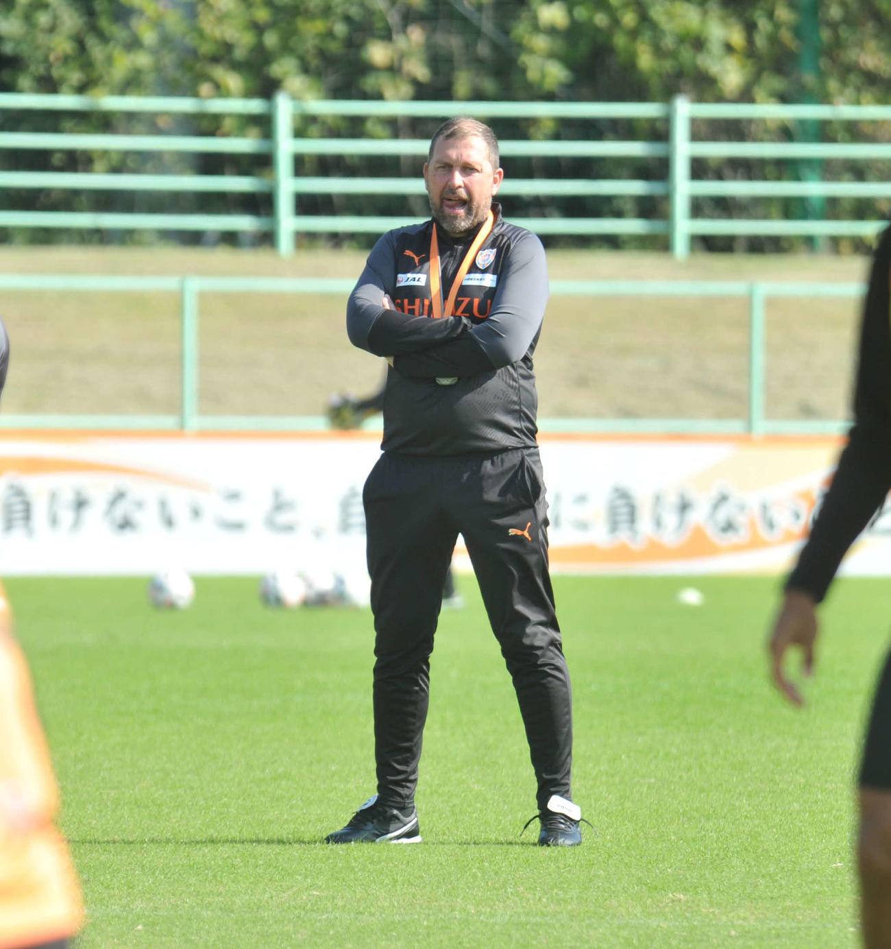 練習を見守る清水のクラモフスキー監督