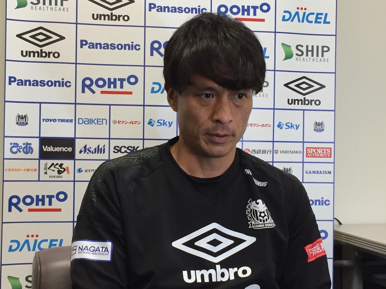 取材対応するG大阪宮本監督（C）GAMBAOSAKA