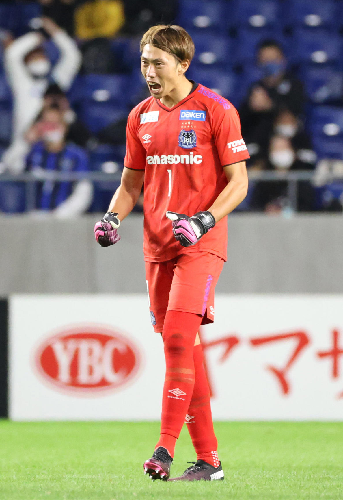 柏との接戦に勝利し雄叫びをあげるG大阪GK東口順昭（2020年10月24日撮影）
