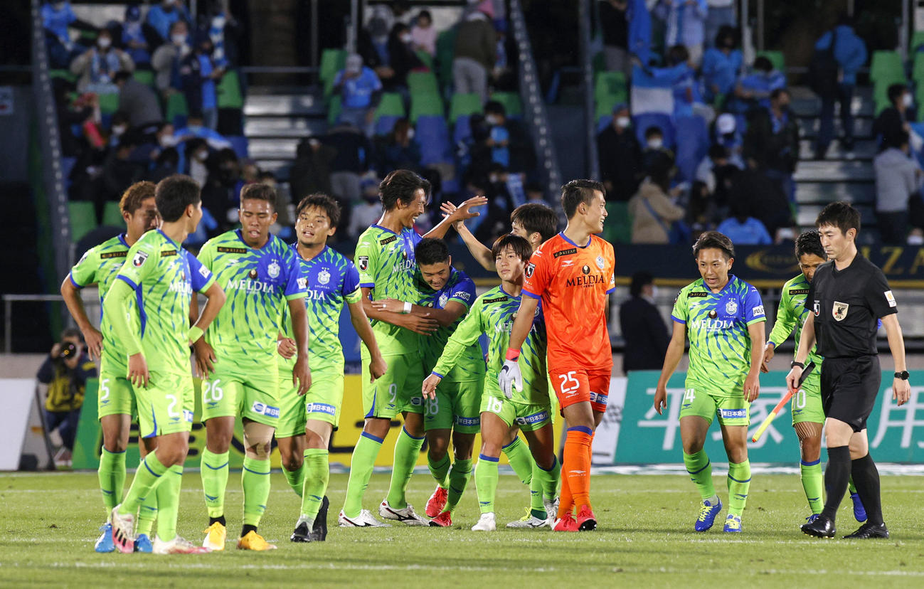 横浜FCに競り勝ち、喜ぶ湘南イレブン（共同）