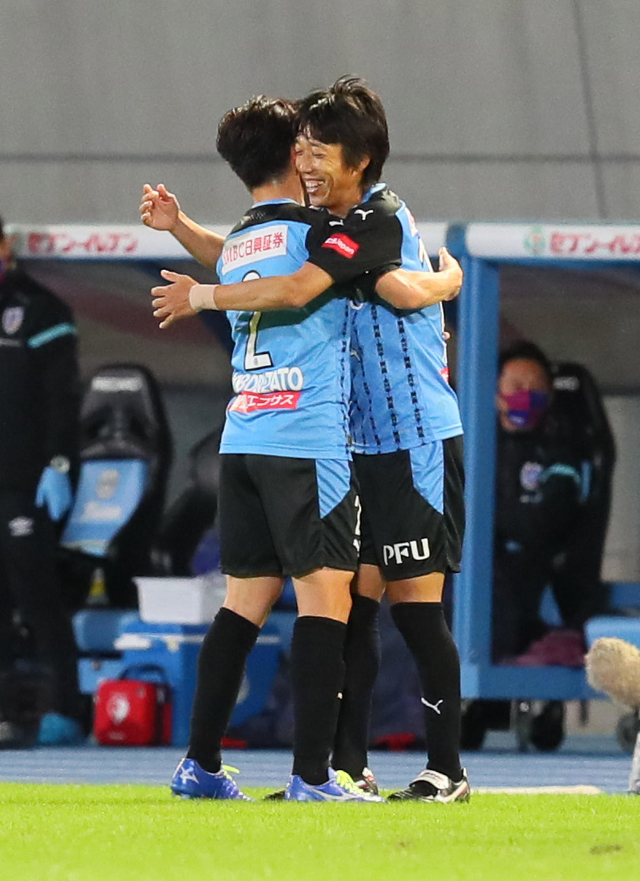 川崎F対東京　後半、ゴールを決め抱き合い喜ぶ川崎F・MF中村（右）（撮影・足立雅史）