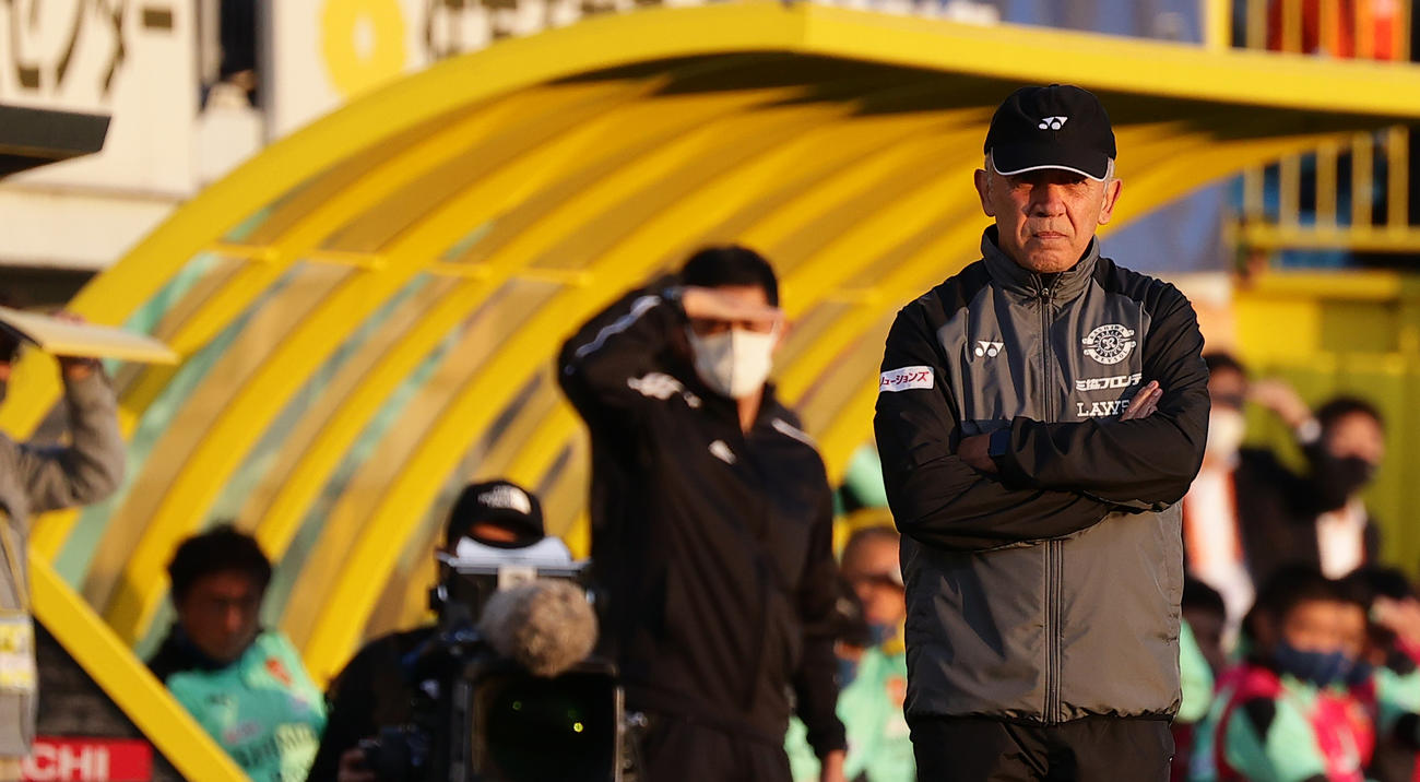 柏対清水　夕日を浴びながら試合を見守る柏ネルシーニョ監督（撮影・中島郁夫）