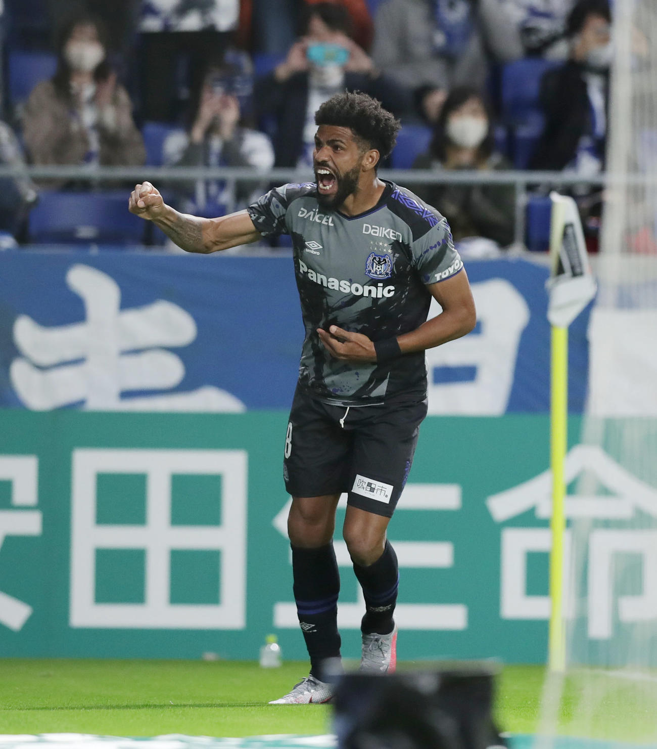 G大阪対札幌　後半、勝ち越しゴールを決めてガッツポーズするG大阪FWパトリック（撮影・前田充）