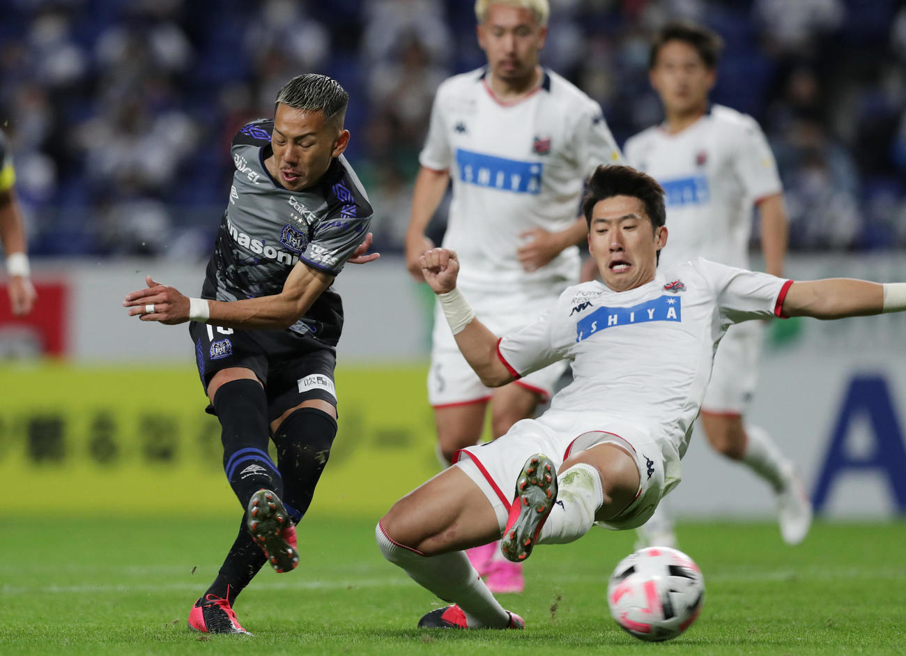 G大阪対札幌　前半、同点ゴールを決めるG大阪MF井手口。右は札幌DFキム・ミンテ（撮影・前田充）